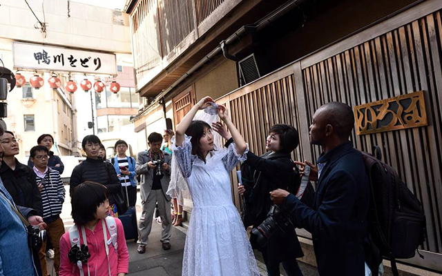 祇園で花嫁姿に扮した女性たちをスナップした