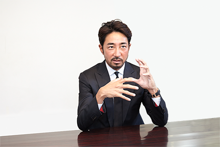 「今は『ちょいワル』ではなく、『ちょいマジ』の時代」と語る。