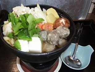 鰯のつみれ鍋（九百円）脂の乗った鰯ミンチに野菜をタップリ入れて旨味で仕上げました。