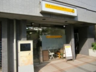 オレンジ色の看板が目印。入口前に動画も。
日当たり良好！マンションの１階です。
.