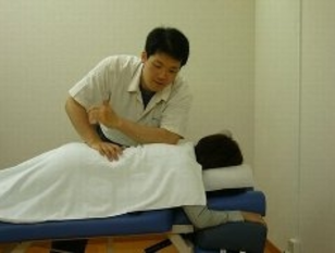 　　骨格矯正の前に、コリ固まった部位を
　　しっかりほぐします。
