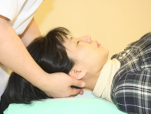 首の骨の調整です。

神経もここを通って全身へ。

急な回転や、「ばきっ」と力を加える
ことはありません。