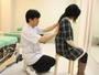 施術前に全身のゆがみをチェックします