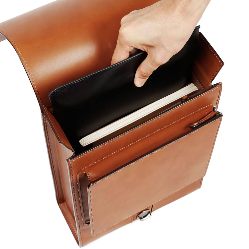 マチ幅1cm拡大で容量がUP。A4クリアファイルもしっかり収納。