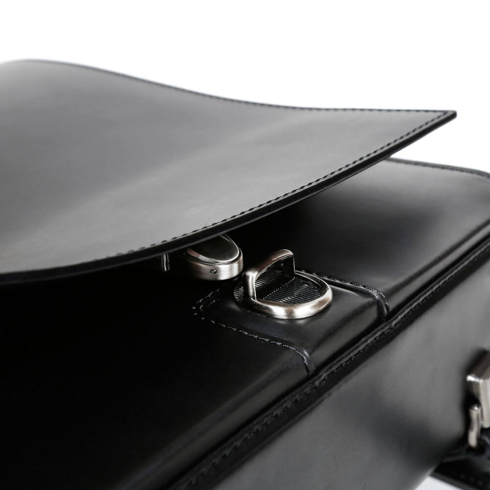 フラップは隠し差込錠でホールド。