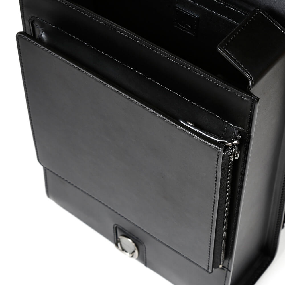 外装ポケットは美しさを意識した設計と仕上げに。