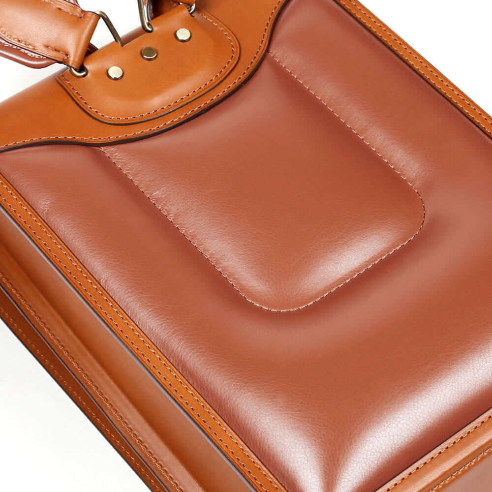 ランドセルのノウハウを活用した3重構造の背当て。