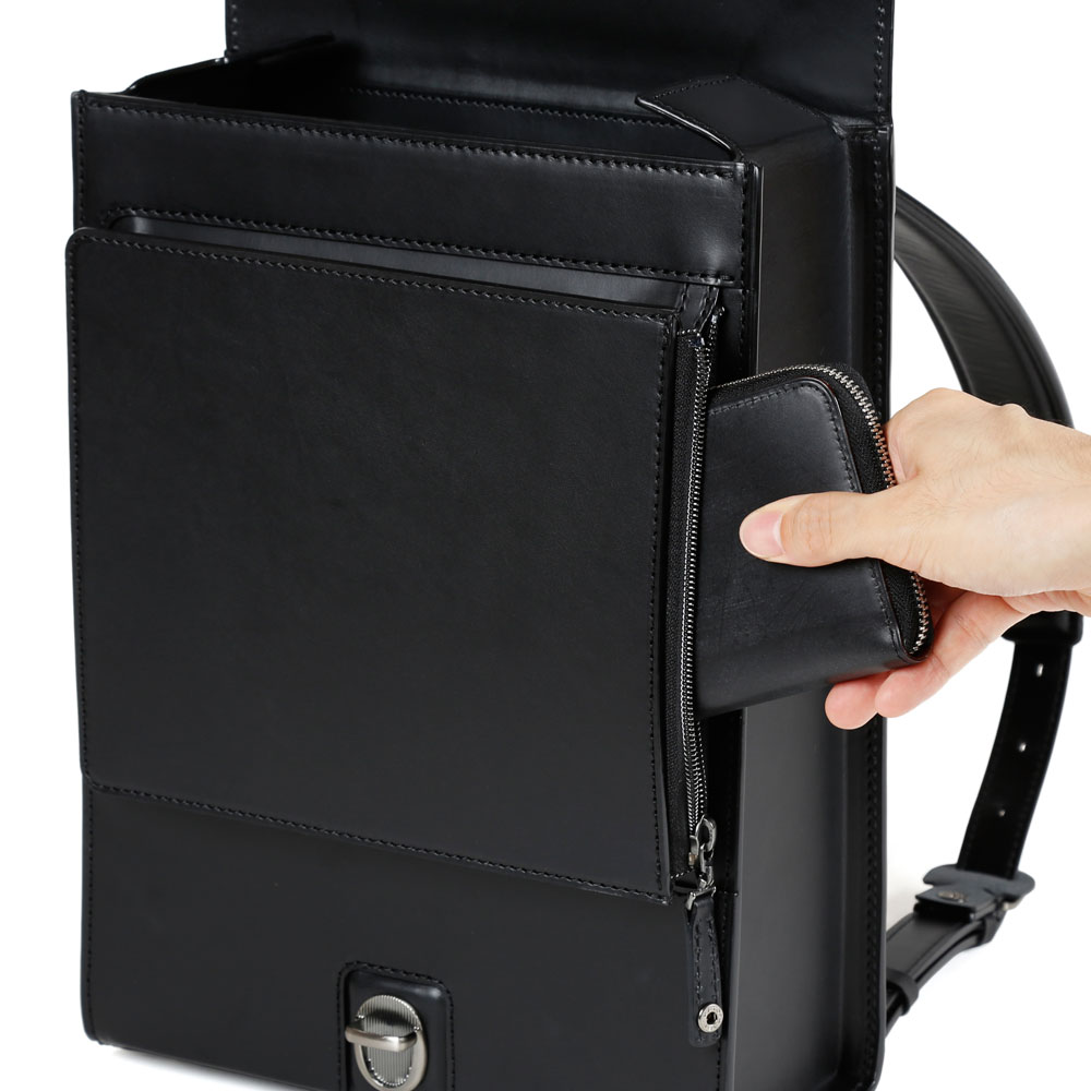 折り畳みマチ付きで容量が拡大した、外装のファスナーポケット。