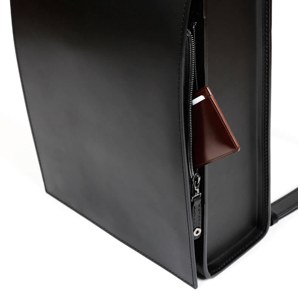 フラップを外さずに、中の物を出し入れすることもできます。