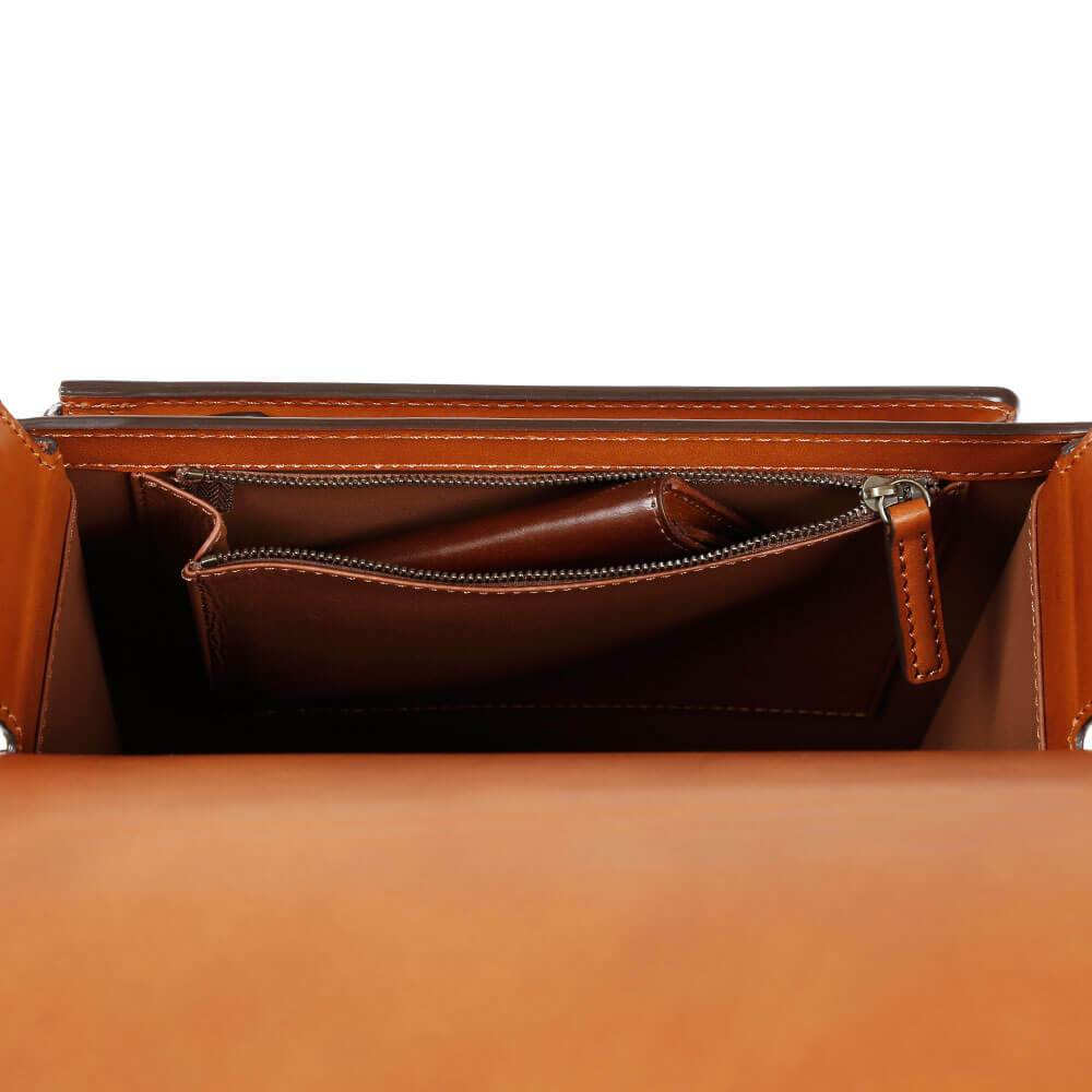 内装ポケットには名刺入れなどを。