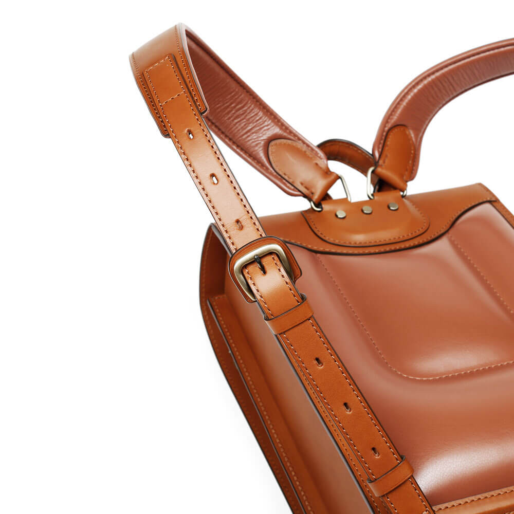 肩ベルトは8段階で長さ調整可能。