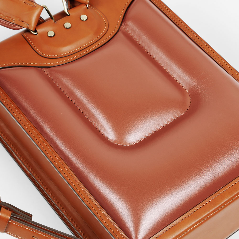 ランドセルのノウハウを活用した3重構造の背当て。