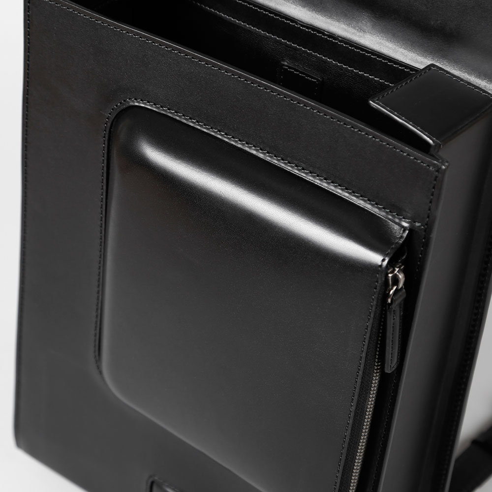 型と熱で立体的に仕立てた「絞り」の前ポケット。