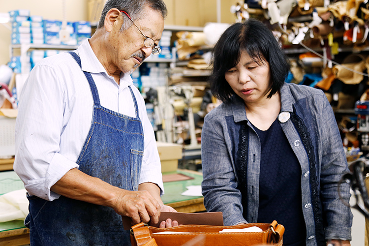 西新井の、土屋鞄の工房へ