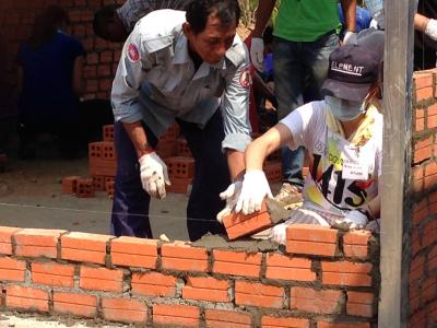 カンボジアの家族と一緒に家を建てよう