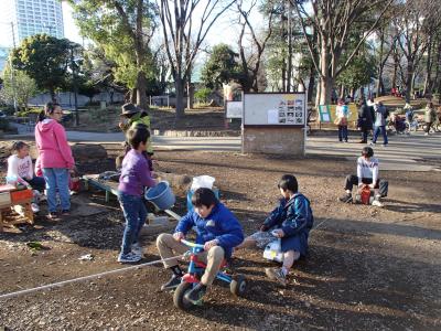 新宿・戸山プレイパークのプレイリーダー補助者