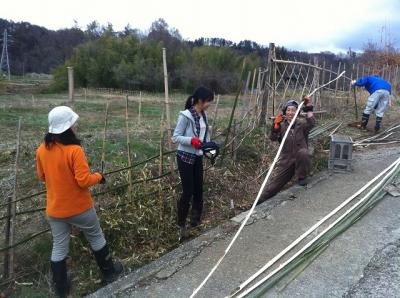 竹の柵つくり・農作業　移住希望先全国一の山梨県北杜市で