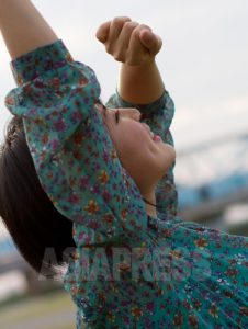 日本入りした脱北者として初めて大学を卒業したリ・ハナさん。今年1月刊行の手記「日本に生きる北朝鮮人 リ・ハナの一歩一歩」は多くのメデイアに取り上げられた。