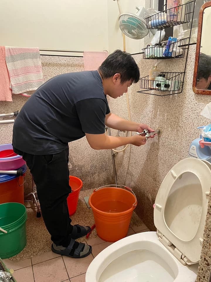 為奶奶修理水龍頭