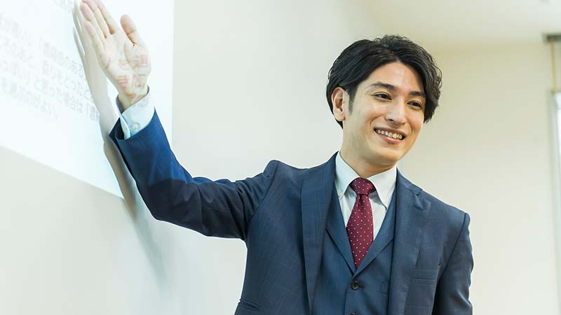 SAKE DIPLOMA受験対策オンラインアカデミーを担当する、並里講師の写真。