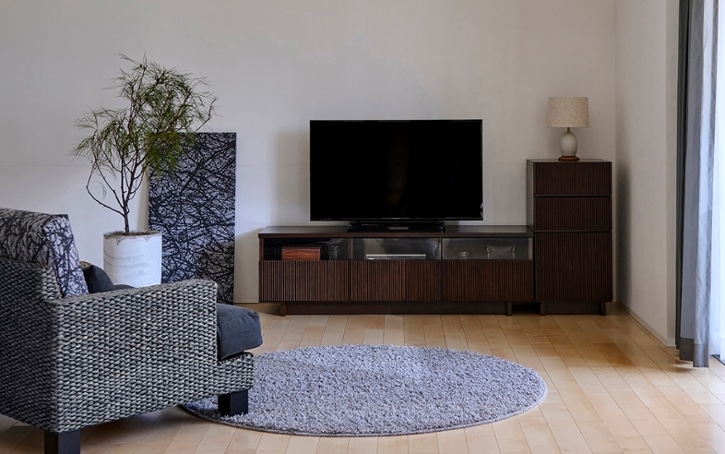 レンシリーズ収納家具 - 滝のような線と溝の連なりから生まれる 凛と