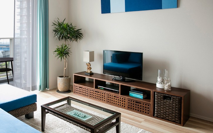 インテリア実例 爽やかなブルーが映える川沿いのリゾート空間 A Flat その暮らしに アジアの風を 目黒通り 新宿 大阪梅田 グランフロント北館