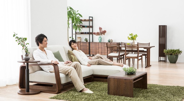 特集 長く使える家具の選び方 毎日を共に過ごす家具 A Flat その暮らしに アジアの風を 目黒通り 新宿 大阪梅田 グランフロント北館