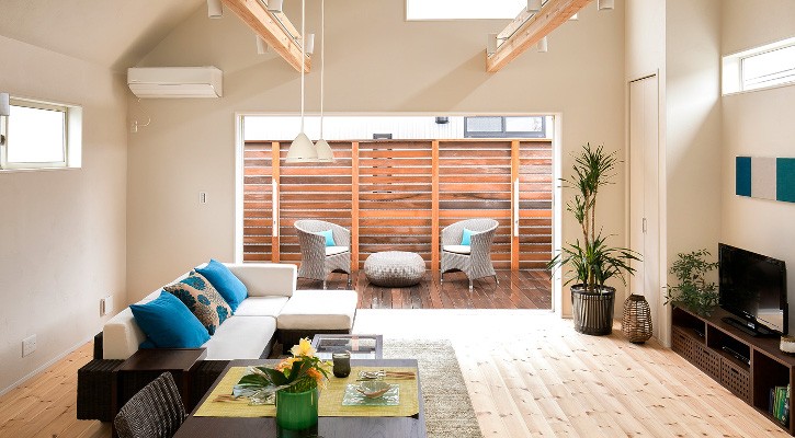 特集 長く使える家具の選び方 毎日を共に過ごす家具 A Flat その暮らしに アジアの風を 目黒通り 新宿 大阪梅田 グランフロント北館