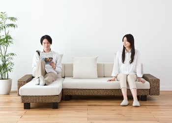 特集 カウチソファの魅力 脚を伸ばして至極のリラックスタイム A Flat その暮らしに アジアの風を 目黒通り 新宿 大阪梅田 グランフロント北館