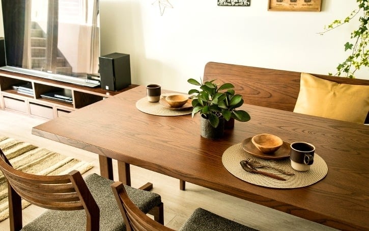 木の温もりを感じる無垢材家具の選び方とインテリアコーディネート A Flat その暮らしに アジアの風を 目黒通り 新宿 大阪梅田 グランフロント北館