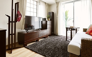 おしゃれなテレビボードで更に素敵な空間に こだわりのインテリア実例付き A Flat その暮らしに アジアの風を 目黒通り 新宿 大阪梅田 グランフロント北館