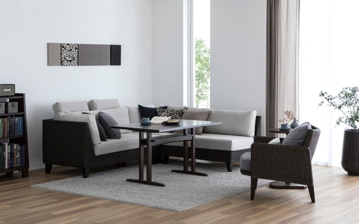 グレーのソファ特集 シンプル 上品な部屋作りにおすすめのグレーソファ 実例集 A Flat その暮らしに アジアの風を 目黒通り 新宿 大阪梅田 グランフロント北館