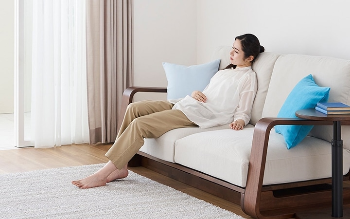 ハイバックソファの座り心地 安定した姿勢で贅沢にくつろぐ A Flat その暮らしに アジアの風を 目黒通り 新宿 大阪梅田 グランフロント北館