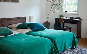 インテリア実例 1ldkのリビング ダイニングに書斎を取り入れたマリンブルーのコーディネート A Flat その暮らしに アジアの風を 目黒通り 新宿 大阪梅田 グランフロント北館