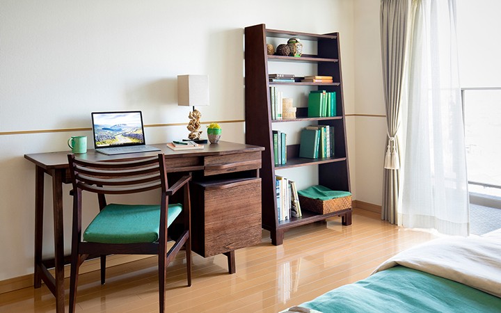 インテリア実例 1ldkのリビング ダイニングに書斎を取り入れたマリンブルーのコーディネート A Flat その暮らしに アジアの風を 目黒通り 新宿 大阪梅田 グランフロント北館