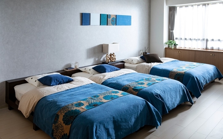 リラックスできるおしゃれな寝室の23実例付き 寝室をおしゃれに魅せるテクニック A Flat その暮らしに アジアの風を 目黒通り 新宿 大阪梅田 グランフロント北館