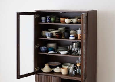 快適な暮らしを叶える食器棚 食器を上手に収納するアイデア A Flat その暮らしに アジアの風を 目黒通り 新宿 大阪梅田 グランフロント北館