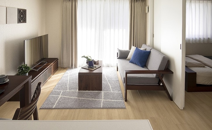 ソファを中心とした統一感のある家具 インテリア選び A Flat その暮らしに アジアの風を 目黒通り 新宿 大阪梅田 グランフロント北館