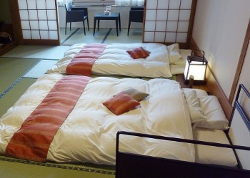 布団をベッドに変えてより快適な寝室づくり A Flat その暮らしに アジアの風を 目黒通り 新宿 大阪梅田 グランフロント北館