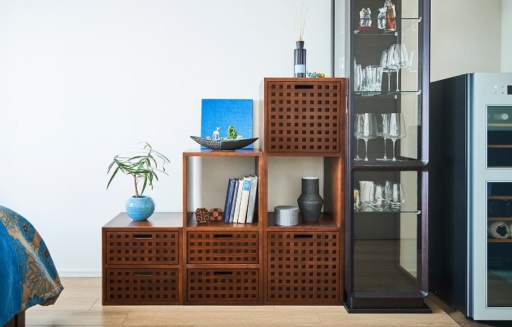 狭い部屋をスッキリ見せる収納家具の選び方 アイデア A Flat その暮らしに アジアの風を 目黒通り 新宿 大阪梅田 グランフロント北館