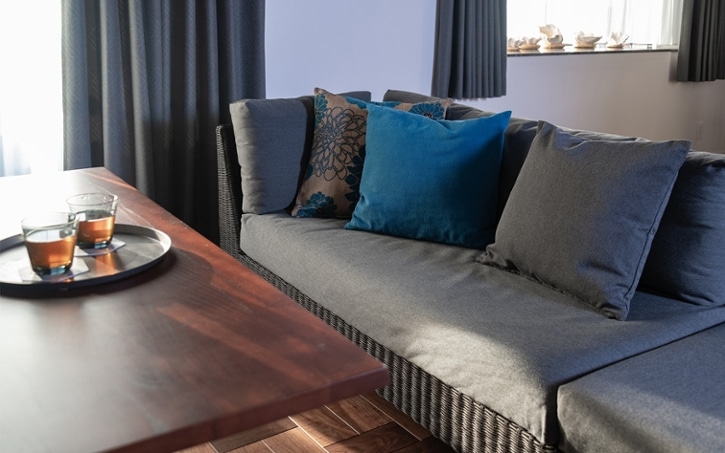 風水から見るリビングのソファの色 位置選び ブルー グリーン グレーのソファ A Flat その暮らしに アジアの風を 目黒通り 新宿 大阪梅田 グランフロント北館