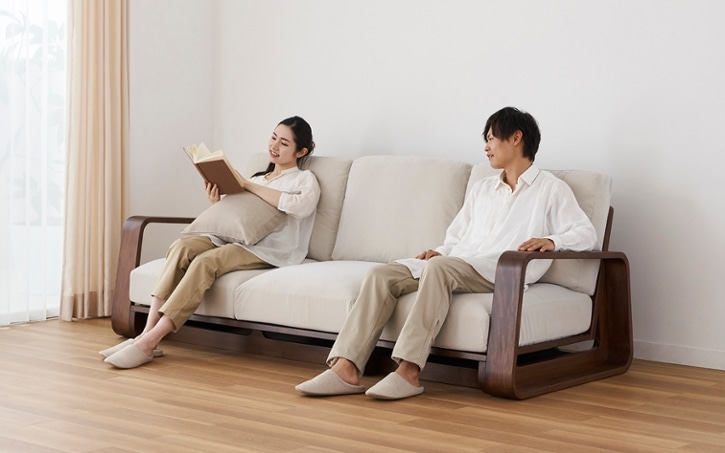 【美品】ソファ 大人が脚を伸ばせる大きさ！ スチール脚がスタイリッシュな3人掛けカウチソファー 【Tylor