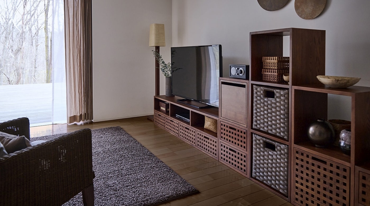 【リビング収納実例14選】絶対に参考になる！リビングの収納をおしゃれ&快適にするアイデア集 ｜ a.flat 風が運ぶ、自然の贈りもの - 自由が丘(目黒通り)・新宿・大阪梅田(グランフロント北館) -