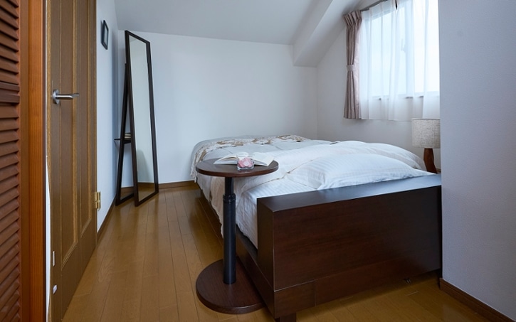 チーク・ローベッド特集 -チーク角材を積み上げた開放的なローベッド