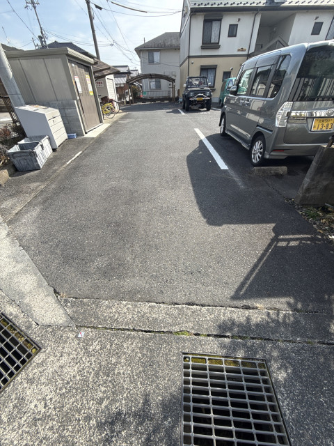 ツインズタウンHAZUI203番の駐車場写真