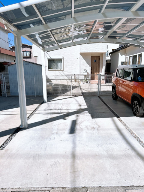 甲府中央258駐車場 屋根ありの駐車場写真