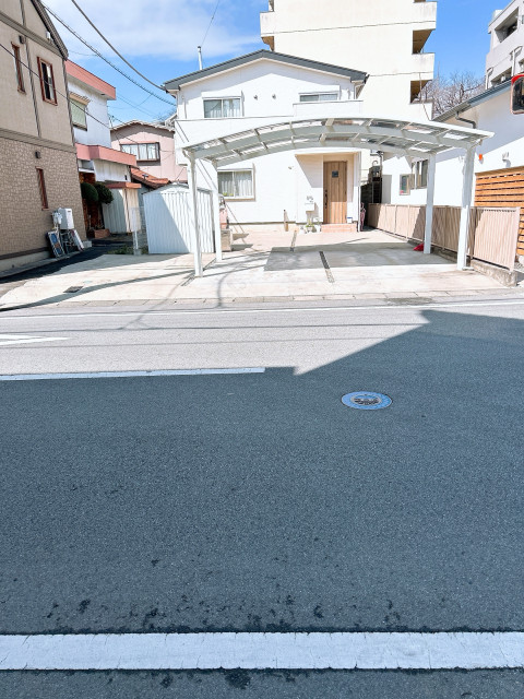 甲府中央258駐車場 屋根ありの駐車場写真