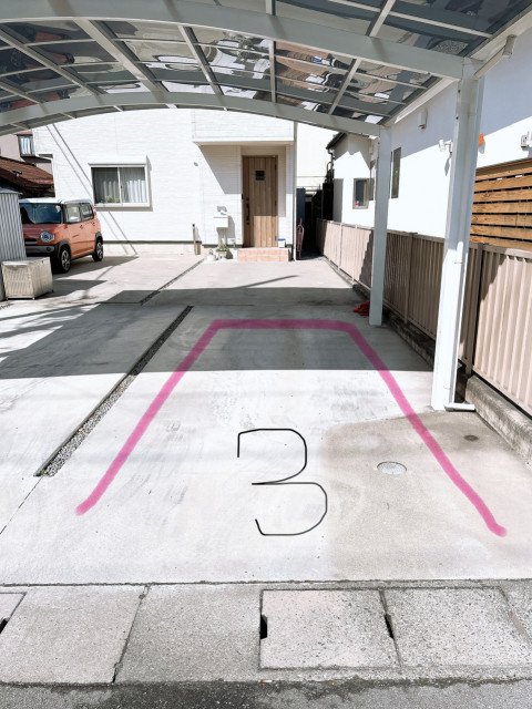 甲府中央258駐車場 屋根ありの駐車場写真