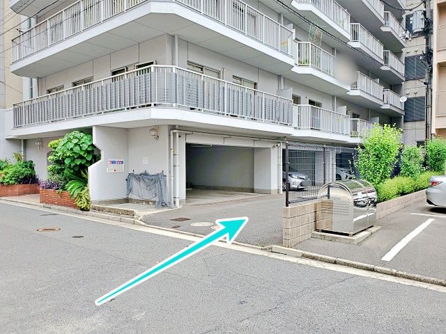 矢印の先、左手が駐車場です