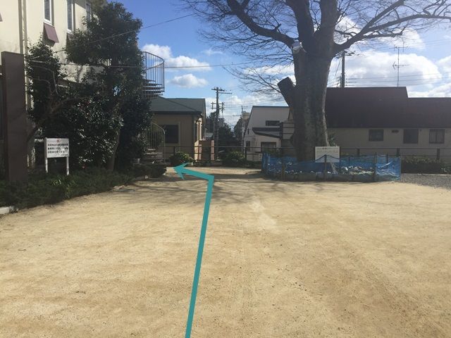 【道順3】左折後、「北畑会館」の前を直進し、らせん階段を「左折」してください。